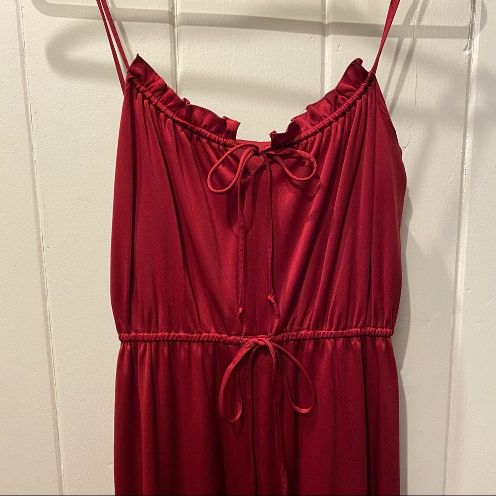 Elegant Red Sleeveless Dress - Picture 3 of 10